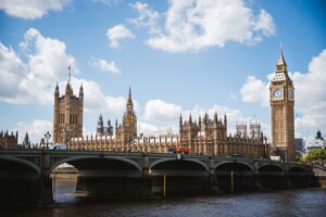 Gmach ministerstwa i Big Ben w dzielnicy West Minster, Londyn