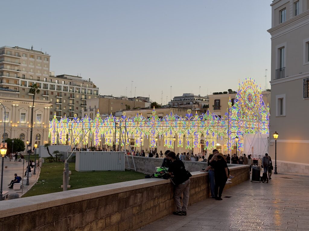 Piazza del Ferrarese ozdobiony kolorowymi światełkami podczas Festa di San Nicola