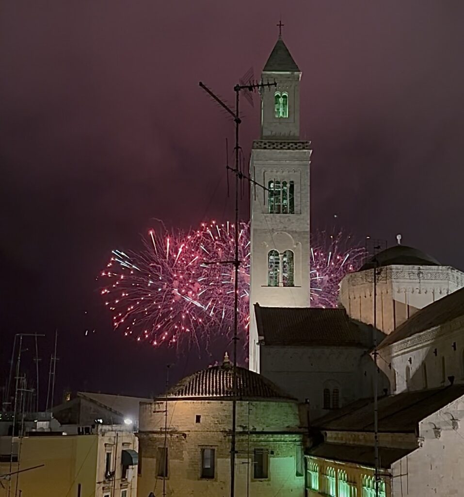 Fajerwerki w Bari nocą podczas Święta Festa di San Nicola